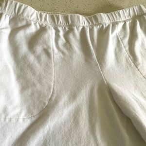 D & Co white active cropped pull on L